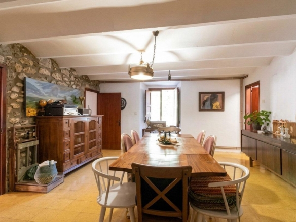 Masía rústica con 6 ha bosque + 3 ha de finca comunitaria con piscina en La Garriga, a 35 min. de Barcelona