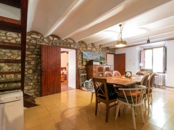Masía rústica con 6 ha bosque + 3 ha de finca comunitaria con piscina en La Garriga, a 35 min. de Barcelona