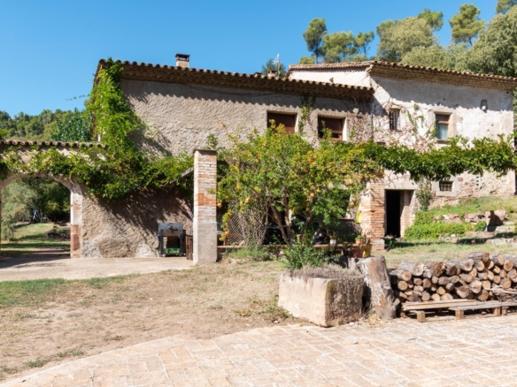 Masía rústica con 6 ha bosque + 3 ha de finca comunitaria con piscina en La Garriga, a 35 min. de Barcelona