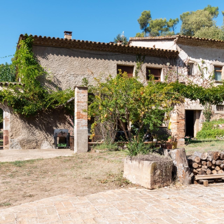 Masía rústica con 6 ha bosque + 3 ha de finca comunitaria con piscina en La Garriga, a 35 min. de Barcelona