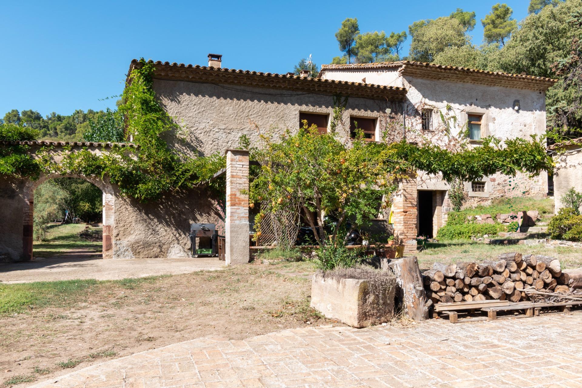 Masía rústica con 6 ha bosque + 3 ha de finca comunitaria con piscina en La Garriga, a 35 min. de Barcelona
