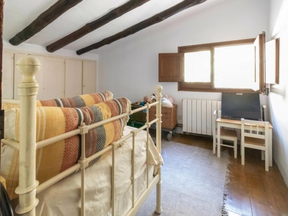 Masía rústica con 6 ha bosque + 3 ha de finca comunitaria con piscina en La Garriga, a 35 min. de Barcelona
