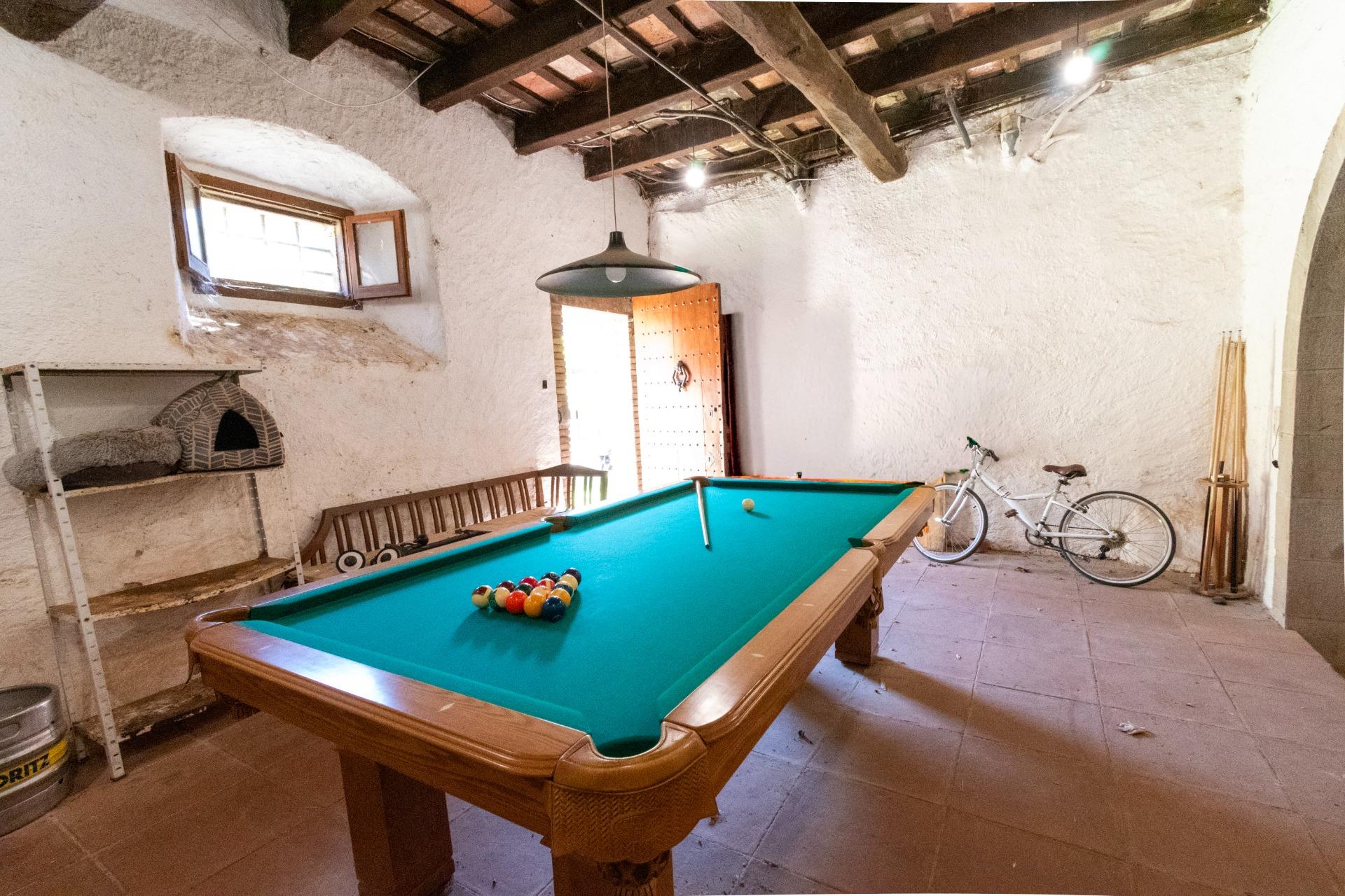 Masía rústica con 6 ha bosque + 3 ha de finca comunitaria con piscina en La Garriga, a 35 min. de Barcelona