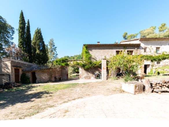 Masía rústica con 6 ha bosque + 3 ha de finca comunitaria con piscina en La Garriga, a 35 min. de Barcelona