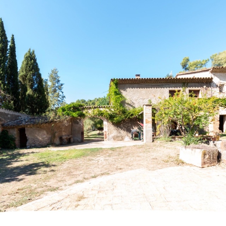 Masía rústica con 6 ha bosque + 3 ha de finca comunitaria con piscina en La Garriga, a 35 min. de Barcelona