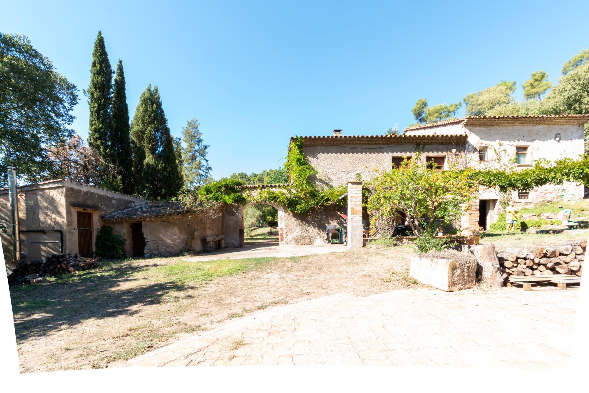 Masía rústica con 6 ha bosque + 3 ha de finca comunitaria con piscina en La Garriga, a 35 min. de Barcelona