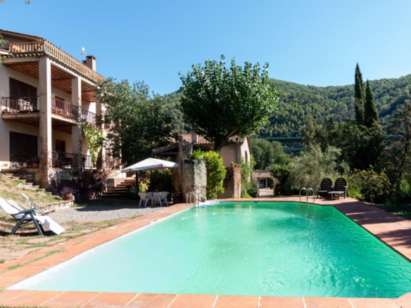 Masía rústica con 6 ha bosque + 3 ha de finca comunitaria con piscina en La Garriga, a 35 min. de Barcelona