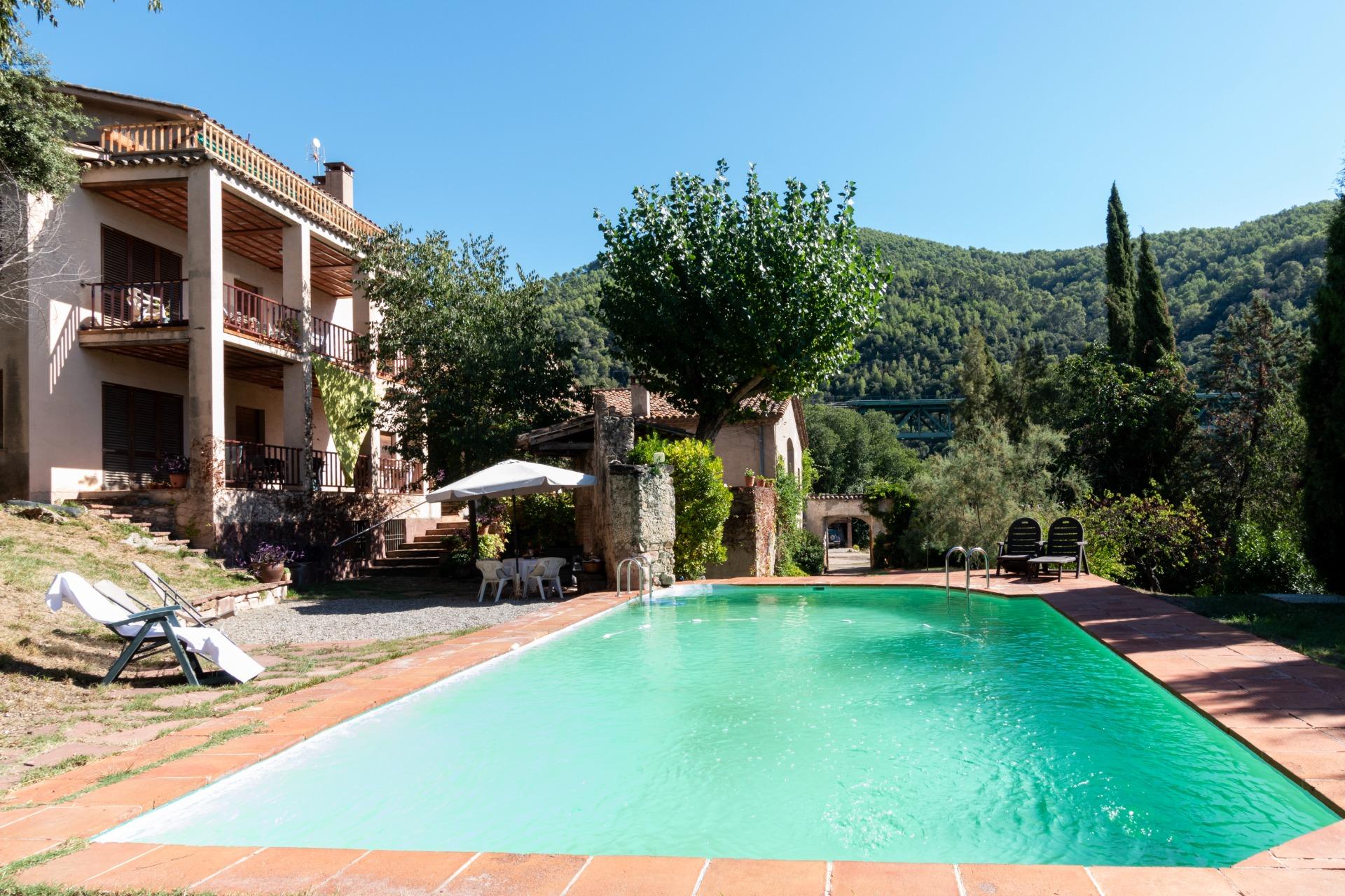 Masía rústica con 6 ha bosque + 3 ha de finca comunitaria con piscina en La Garriga, a 35 min. de Barcelona